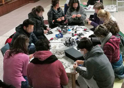 In preparazione alla festa, abili artigiani specializzati (i genitori) confezionano i cappelli…